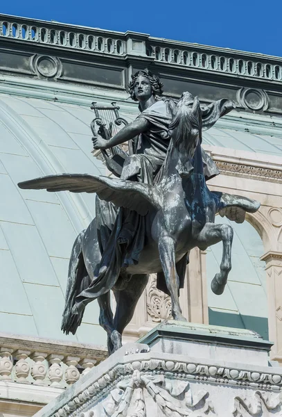 Статуя на portico театру Відня — стокове фото