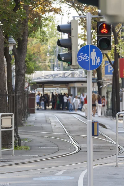 Улица с пешеходными и велосипедными дорожками — стоковое фото