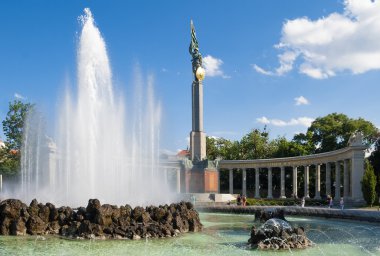 Sovyet askerleri Özgürlük Anıtı