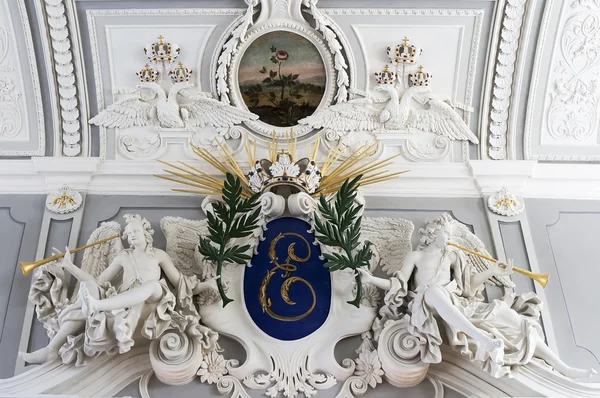 宮殿で彫刻の組成と成形品の大ホール — ストック写真