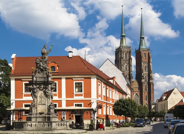 Monument till Johannes av nepomuk och katedralen st. Johannes ba — Stockfoto