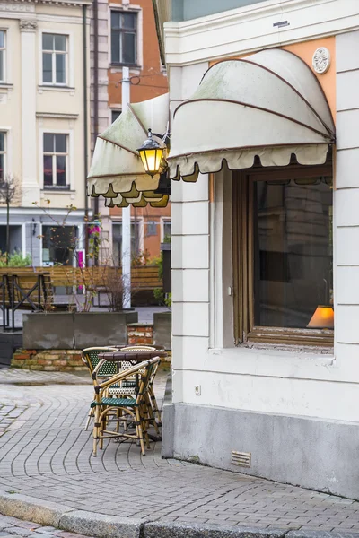 Een kleine gezellige café op de hoek van de straat — Stockfoto