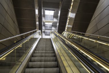 Metroda yürüyen merdiven