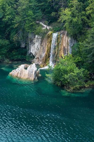 Cachoeira e um grande lago azul — Fotografia de Stock