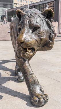 şehir merkezinde bronz kaplan