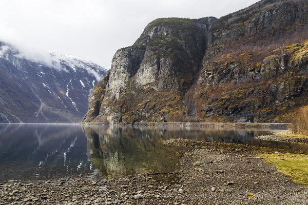 Hellende en rotsachtige kust fjord — Stockfoto