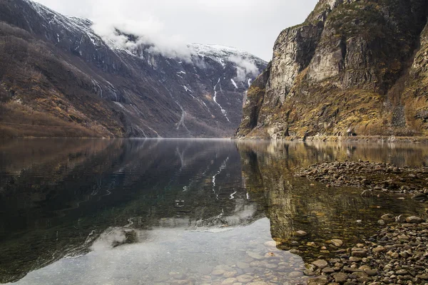 Zeer mooie fjord kust met schoon en helder water — Stockfoto