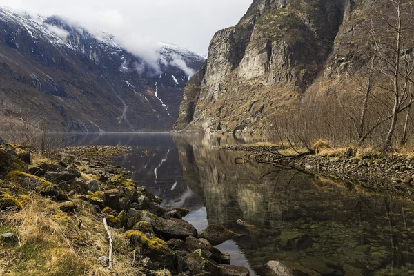 De rivier stroomt van de rotsachtige kusten in fjord — Stockfoto