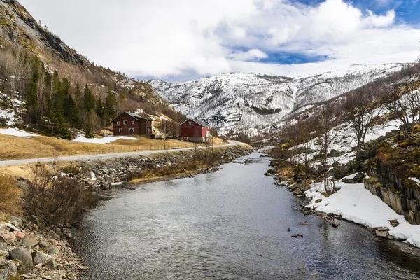 Rivier met prachtige rotsachtige kust en huizen — Stockfoto