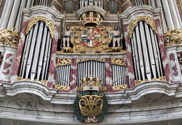 Fragment van orgel in de kerk van de heilige drie-eenheid — Stockfoto