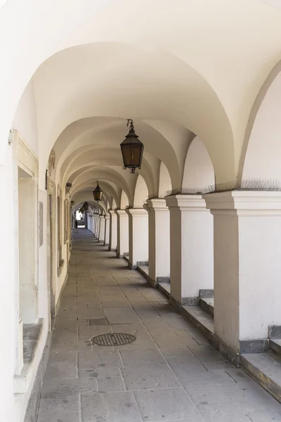 Arcade oud huis in het centrale plein — Stockfoto