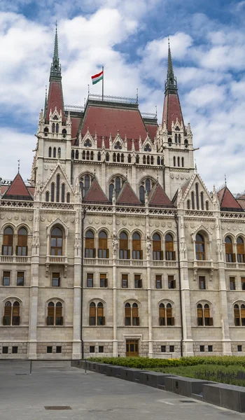 One of the entrances to the Hungarian Parliament — Stock Photo, Image