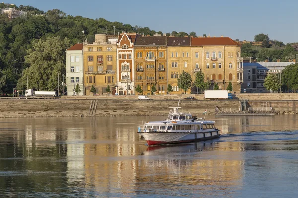 Boot fährt über den Fluss vor dem Hintergrund alter Häuser — Stockfoto