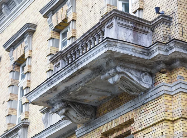 Vacker balkong av ett gammalt hus — Stockfoto