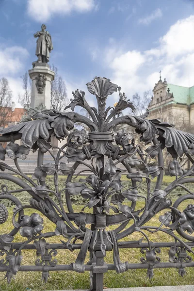 Fragmento grelha monumento a Adam Mickiewicz — Fotografia de Stock