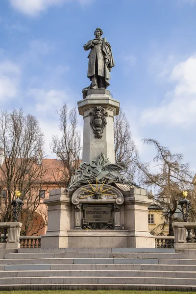 Monumento en honor del gran poeta polaco — Foto de Stock