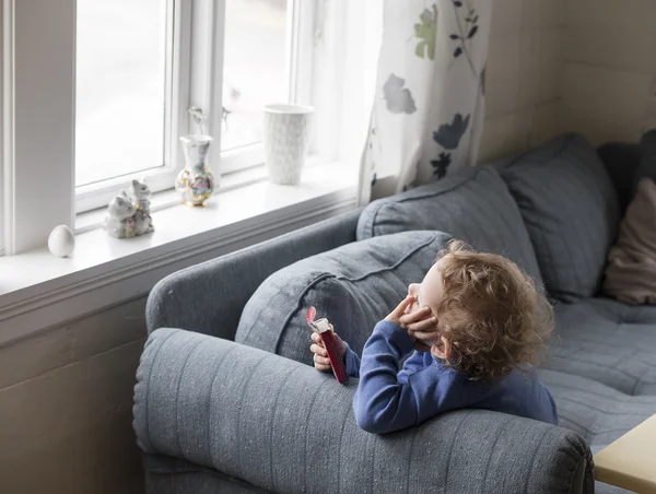 Child bored with playing cards — Stock Photo, Image