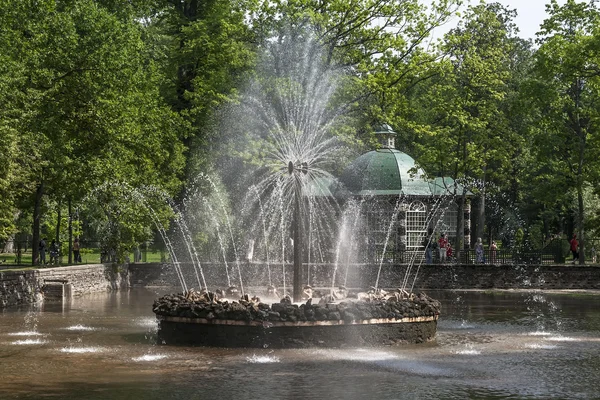 Fontana soleggiata nel parco — Foto Stock