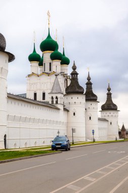 Rusya, Büyük Rostov - Rostov Kremlin, giriş kapısı kuleleri, Aziz John Kilisesi İlahiyatçısı.