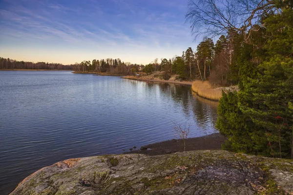 Finlandia Helsinki Malownicze Jezioro Przy Zachodzie Słońca Skalisty Zalesiony Brzeg — Zdjęcie stockowe