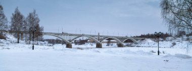 Rusya, Tver Oblastı, Staritsa - Volga Nehri üzerindeki köprü, kış mevsimi nehir dondu ve her yer karla kaplı