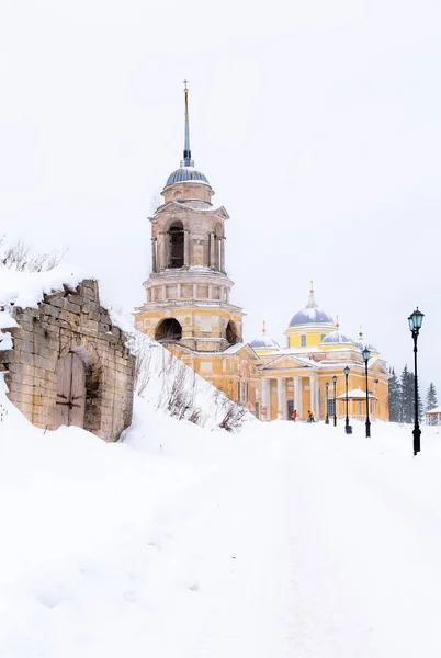 俄罗斯 特维尔地区 Staritsa Staritsa 非手工建造的救世主教堂与位于斯维亚托 乌斯威斯基修道院对面的古城的鲍里斯大教堂 Cathedral Boris Gleb 合为一体 — 图库照片