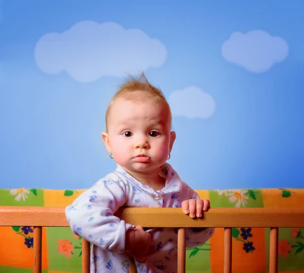 Tagliare la bambina nella sua culla — Foto Stock