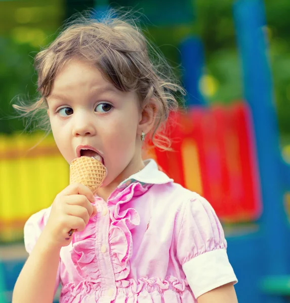 Niño con helado —  Fotos de Stock