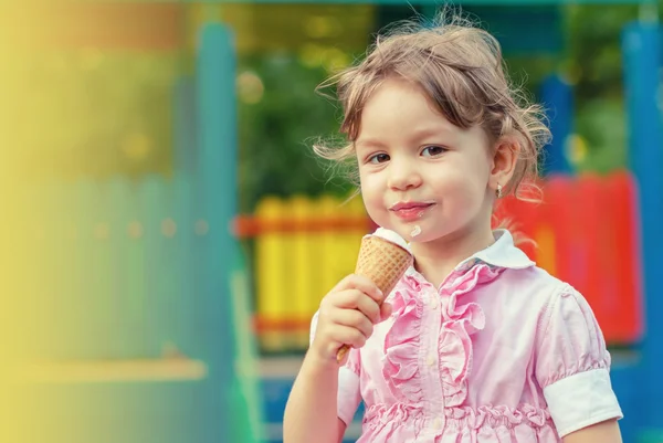 Enfant avec crème glacée — Photo
