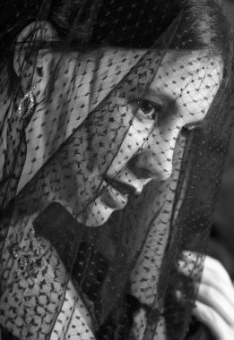 siyah arka plan üzerine siyah bir perde kız.