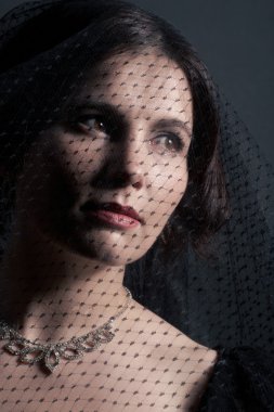 siyah arka plan üzerine siyah bir perde kız.