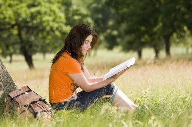 Kitap okuyan kız.