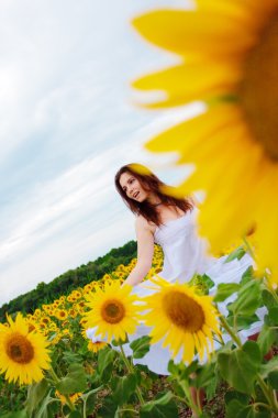 Ayçiçeği arasında mutlu kız
