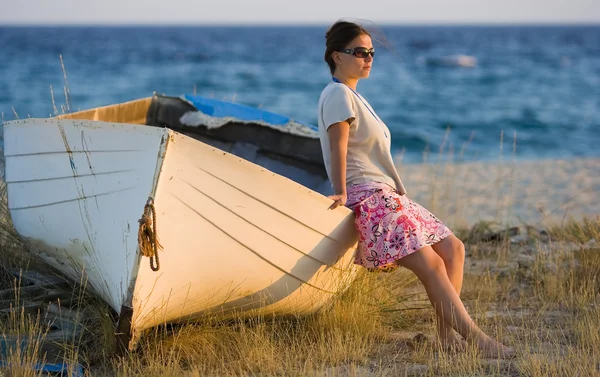 Giovane donna rilassante su una spiaggia — Foto Stock
