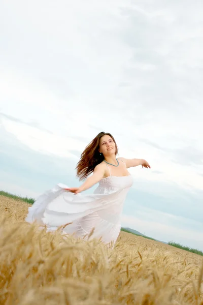 Femme heureuse dans le champ de blé — Photo