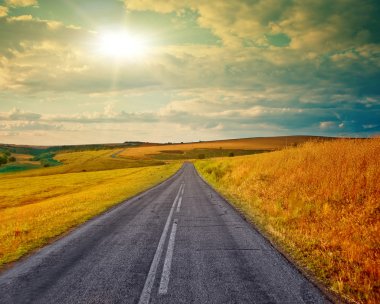Günbatımında boş yol