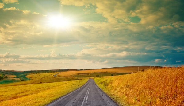 Пустая дорога на закате
