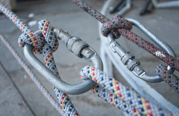 Equipo de escalada - nudo, cuerda, mosquetón . — Foto de Stock