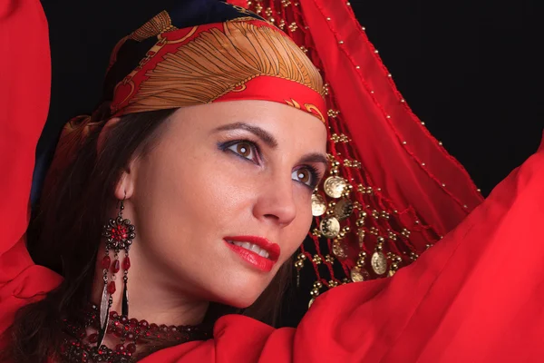 Жінка традиційна танцівниця в червоній сукні ізольована на білому фоні — стокове фото