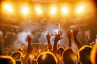 Konserde kalabalık