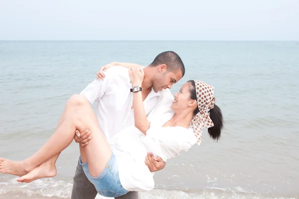 Afrikanische Mann und asiatische Frau Liebhaber am Strand — Stockfoto