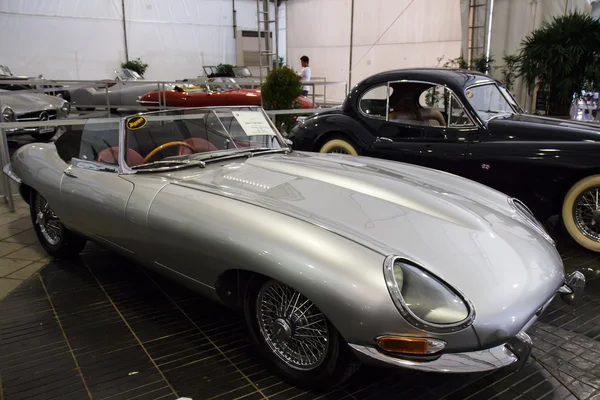 BANGKOK - JUNE 22 Jaguar E-type 1 5 1960 utstilt på Th – stockfoto