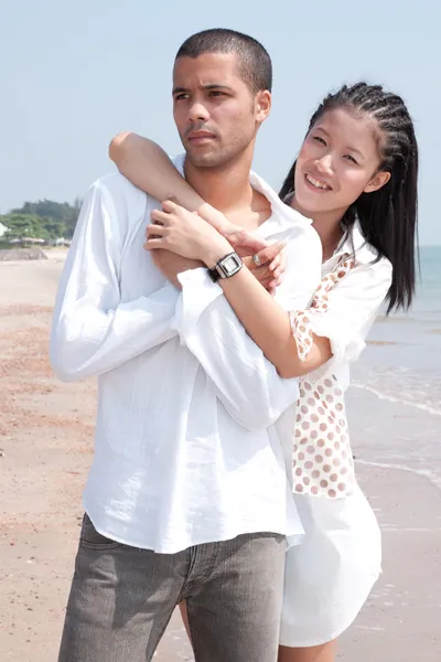 Homem africano e mulher asiática amante na praia — Fotografia de Stock