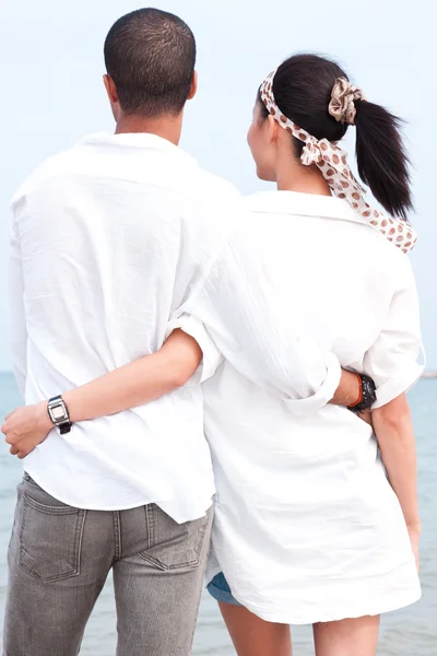 African man and asian woman lover on the beach — Stock Photo, Image