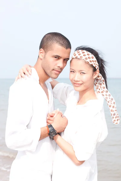 アフリカ人とビーチでアジアの女性の恋人 — ストック写真