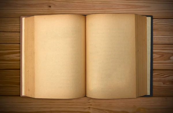 Παλιό βιβλίο ανοιχτό δύο πρόσωπο σε ξύλο — Φωτογραφία Αρχείου