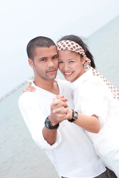 Homem africano e mulher asiática amante na praia — Fotografia de Stock