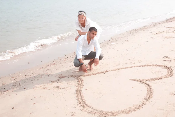 Homme africain et asiatique femme amant sur la plage — Photo