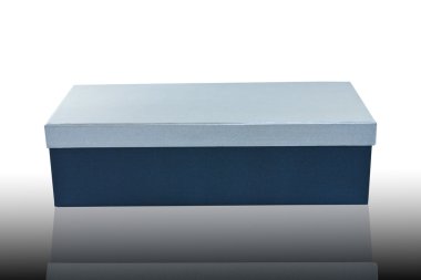 Beyaz arkaplanda karton kutu