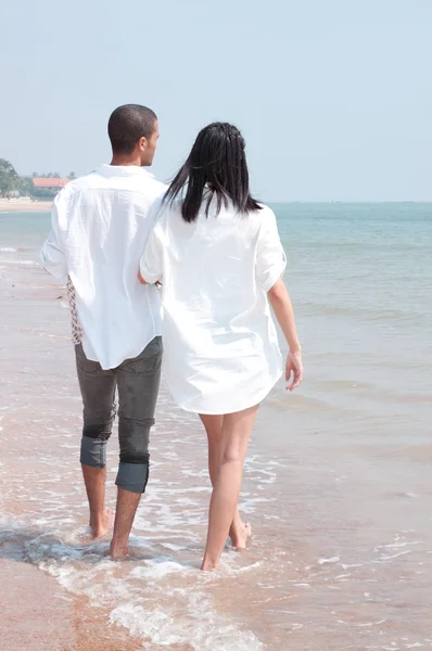 Africano uomo e asiatico donna amante su il spiaggia — Foto Stock